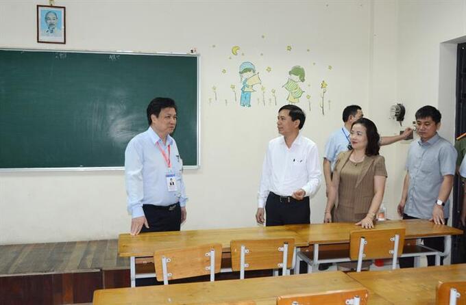 Thứ trưởng Nguyễn Hữu Độ kiểm tra tại điểm chấm thi Trường THPT Chuyên Biên Hòa, tỉnh Hà Nam