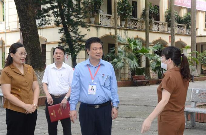 Thứ trưởng Nguyễn Hữu Độ kiểm tra tại Điểm thi Trường THPT Trần Phú