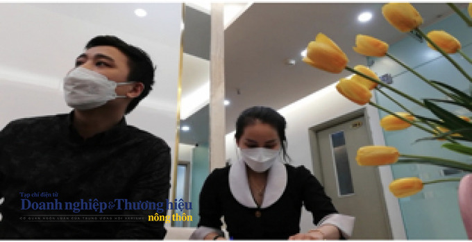 Ông Trần Doãn Lâm và chị Tuyết là quản lý của Viện thẩm mỹ Dr. Doãn Lâm đang tư vấn dịch vụ làm đẹp cho phóng viên (Ảnh cắt từ video clip)