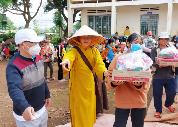Đoàn công tác tặng quà cho người có hoàn cảnh khó khăn tại xã Ia Ko, huyện Chư Sê. Ảnh: BGL