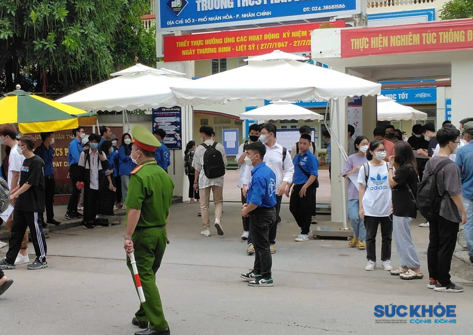 Lực lượng chức năng có mặt tại điểm trường THCS Phan Đình Giót để phân luồng giao thông, tránh tình trạng ùn tắc khi đông thí sinh tập trung tại đây