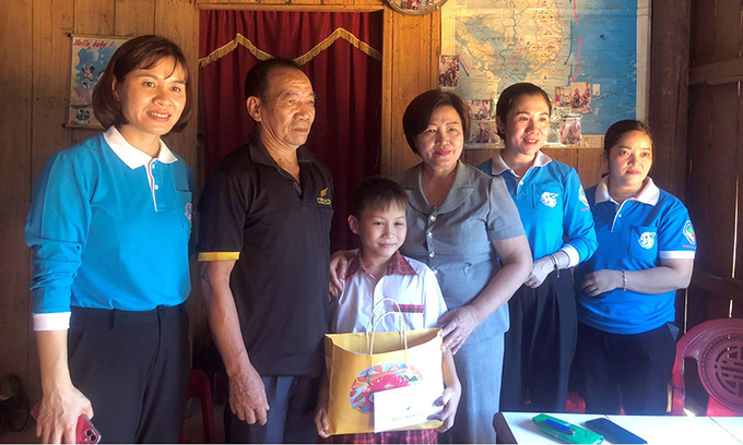 Hội Bảo trợ bệnh nhân nghèo và Hội LHPN tỉnh trao quà và tiền hỗ trợ cho trẻ mồ côi tại huyện Minh Hóa. Ảnh: BQB