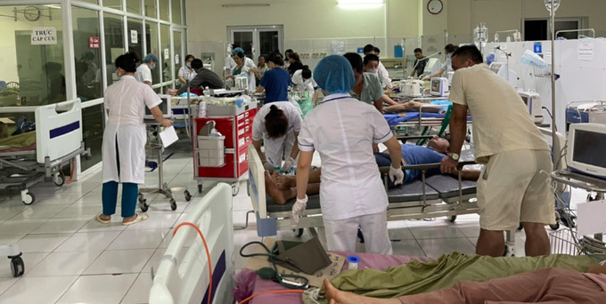 Các bệnh nhân được khẩn trương cấp cứu tại Bệnh viện Đa khoa tỉnh Bắc Kạn. Ảnh: VOV