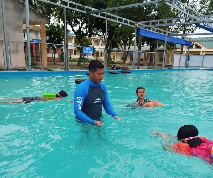 Học sinh trên địa bàn huyện Cư Kuin tham gia lớp học bơi miễn phí dịp hè. Ảnh: BĐL