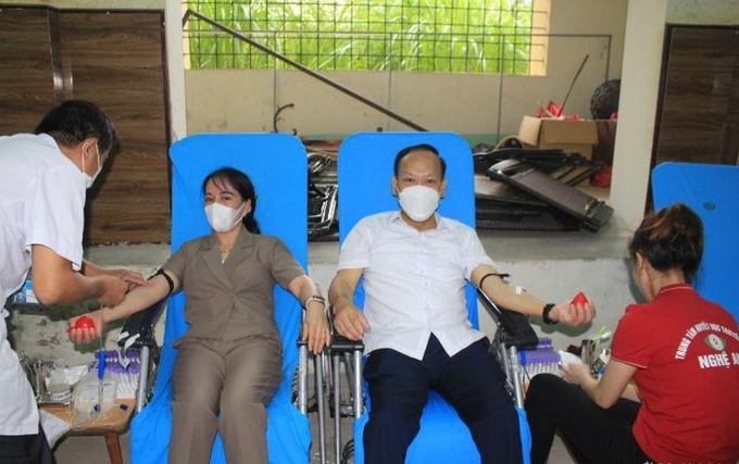 Lãnh đạo huyện Quỳ Hợp tham gia ngày hội hiến máu tình nguyện đợt 1, năm 2022. Ảnh: BNA