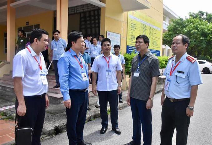 Thứ trưởng Nguyễn Hữu Độ kiểm tra chấm thi tại Hội đồng thi tỉnh Thanh Hóa