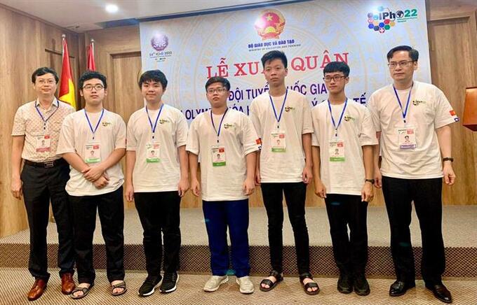 5 học sinh Việt Nam tham dự Olympic Vật lí quốc tế 2022 (đứng giữa)
