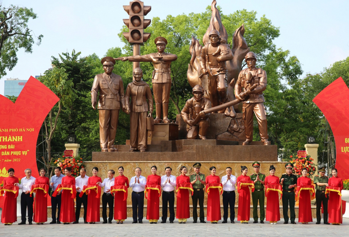 Đại tướng Tô Lâm và đồng chí Đinh Tiến Dũng cùng các đại biểu cắt băng khánh thành Tượng đài. Ảnh: CAND