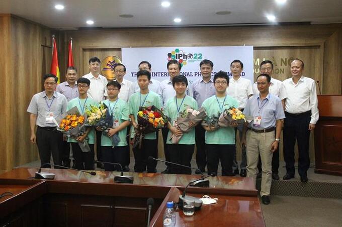 Thứ trưởng Nguyễn Hữu Độ tặng hoa chúc mừng đội tuyển Việt Nam tham dự IPhO 2022