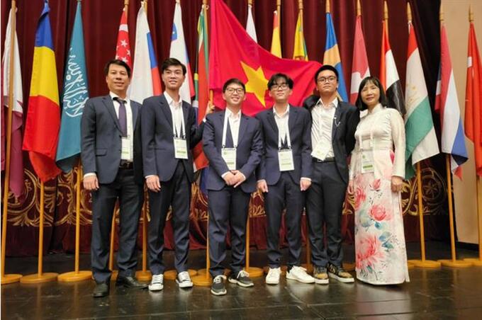 4 học sinh Việt Nam tham dự Olympic Sinh học quốc tế 2022 (đứng giữa)
