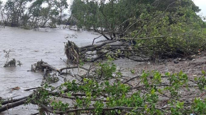 Thời tiết cực đoan hồi giữa tháng 7/2022 khiến nhiều đoạn đê biển Tây của tỉnh Cà Mau bị sạt lở nghiêm trọng