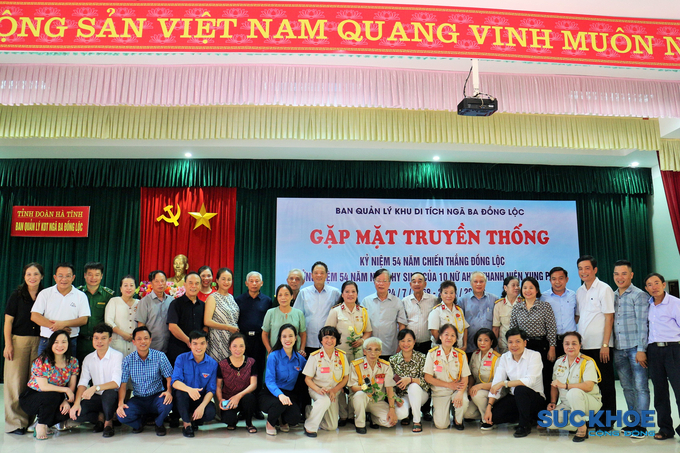Đoàn Hội GDCSSKCĐ Việt Nam, Tạp chí SKCĐ chụp ảnh cùng các nhà hảo tâm, nhà thiện nguyện và các cán bộ của thị trấn Đồng Lộc