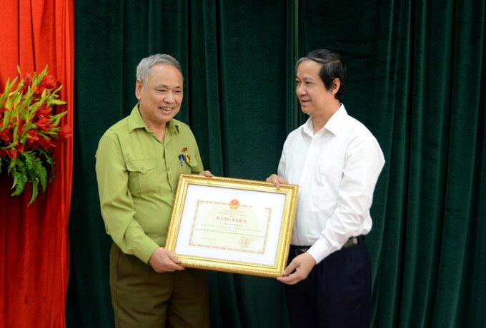 Bộ trưởng Nguyễn Kim Sơn tặng Bằng khen cho ông Nguyễn Huy Kỳ