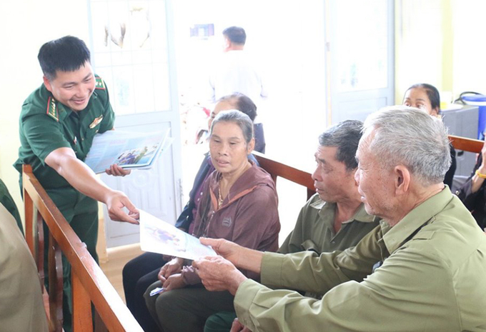 Bộ đội Biên phòng tỉnh Đak Nông cấp phát cho người dân tờ gấp tuyên truyền phương thức, thủ đoạn của các đối tượng dụ dỗ, lôi kéo người Việt Nam sang Campuchia. Ảnh: Báo Đak Nông