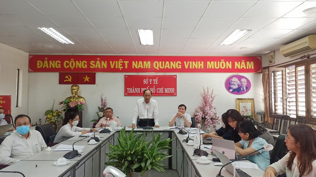 Giám đốc Sở Y tế TP. Hồ Chí Minh chỉ đạo trong cuộc họp. Ảnh: HCDC