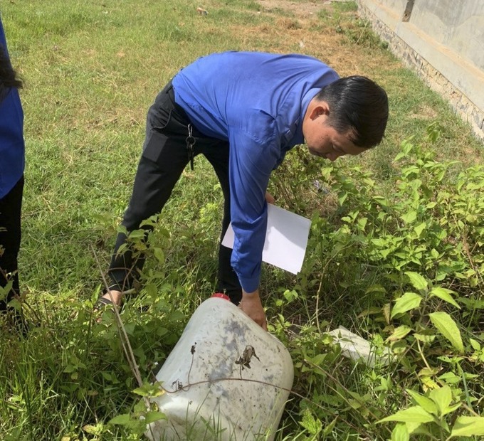Đoàn viên xã Tân Thắng ra quân vệ sinh môi trường, loại bỏ nơi sinh sản và trú đậu của muỗi. Ảnh: LĐO