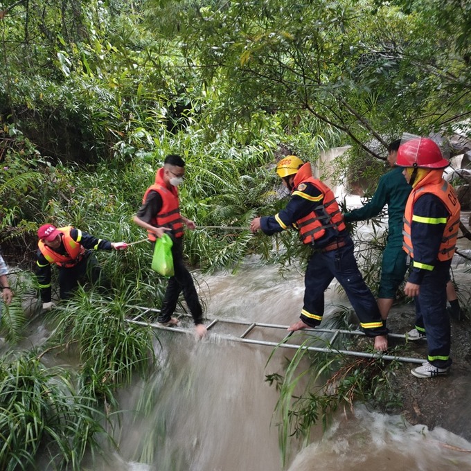 Giải cứu 23 người mắc kẹt ở một khu vực suối du lịch Quảng Nam. Ảnh: LĐO