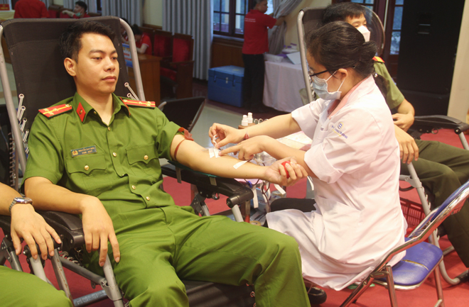 Cán bộ, chiến sĩ công an tỉnh Yên Bái tham gia Ngày hội hiến máu tình nguyện năm 2022