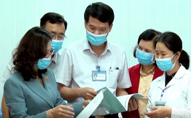 Phó Giám đốc Sở Y tế Yên Bái Nguyễn Văn Hà (giữa) khi còn phụ trách CDC Yên Bái