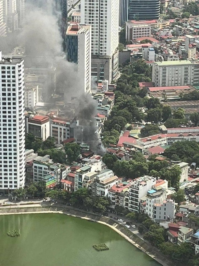 Cháy lớn tại ngôi nhà 3 tầng trên phố Đê La Thành