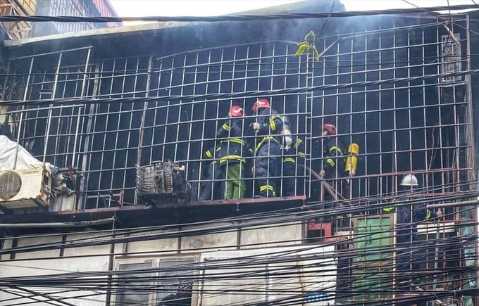 Lực lượng PCCC làm công tác dập lửa trong đám cháy