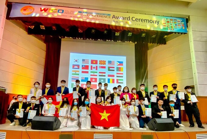 Hơn 20 học sinh của Đoàn Việt Nam tham dự cuộc thi trực tiếp tại Hàn Quốc. Ảnh: GDTĐ