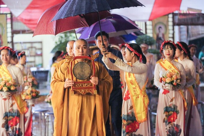 Các thầy tại chùa Kim Sơn làm lễ