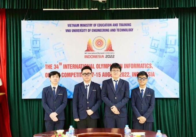 Bốn em đội tuyển IOI 2022, từ trái sanEm Lê Hữu Nghĩa; Em Trương Văn Quốc Bảo; Em Dương Minh Khôi; Em Trần Xuân Bách