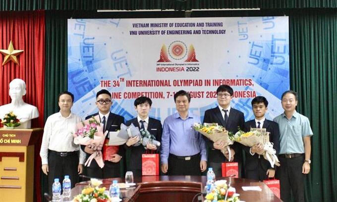 Thứ trưởng Bộ GDĐT Nguyễn Hữu Độ tặng hoa cho 4 thí sinh đoạt giải