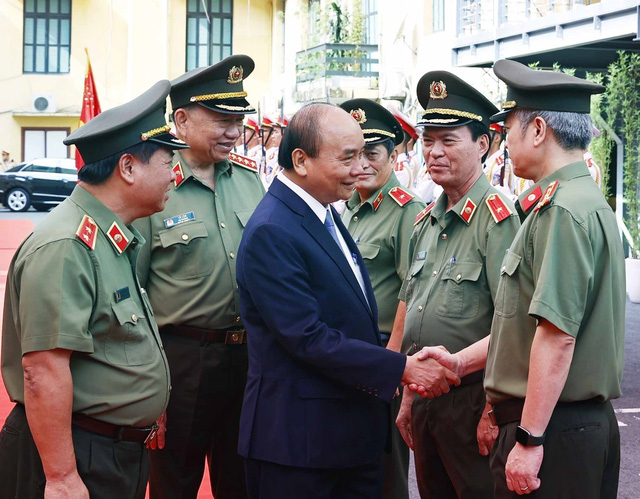 Chủ tịch nước Nguyễn Xuân Phúc thăm, làm việc với Cục An ninh kinh tế (Bộ Công an). Ảnh: VGP