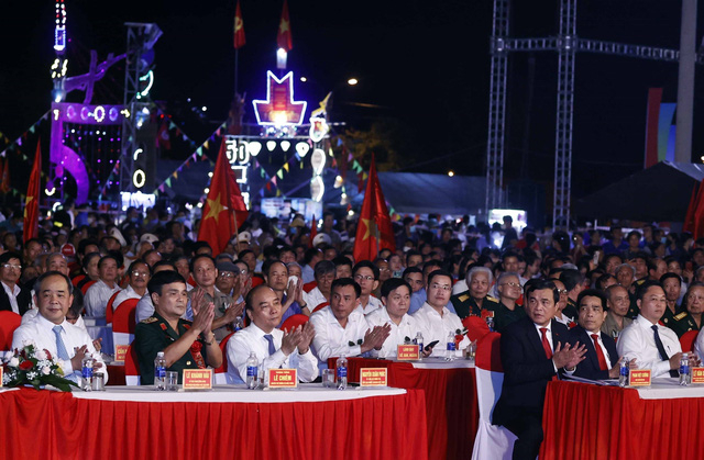 Chủ tịch Nước Nguyễn Xuân Phúc và các đại biểu tham dự buổi lễ. Ảnh: TTXVN