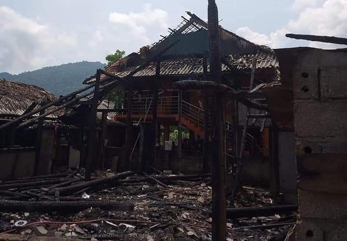 Hiện trường nơi xảy ra đám cháy khiến 3 ngôi nhà tại huyện Yên Bình bị cháy rụi. Ảnh: LĐO