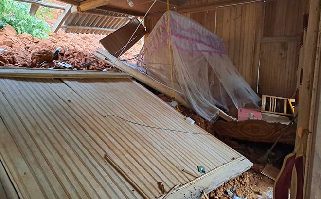 Một nhà dân ở thôn Làng Mới, xã Đại Sơn, huyện Văn Yên bị sạt lở taluy dương làm hư hỏng nhà ở và vùi lấp một số đồ dùng sinh hoạt. Ảnh: BYB