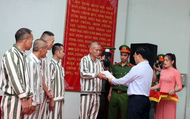 Phó Thủ tướng Thường trực Chính phủ Phạm Bình Minh trao chứng nhận đặc xá năm 2022. Ảnh: VGP