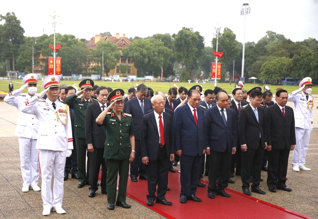 Các đồng chí lãnh đạo bày tỏ lòng biết ơn vô hạn, lòng thành kính tưởng nhớ công lao to lớn của Chủ tịch Hồ Chí Minh đối với sự nghiệp đấu tranh giải phóng dân tộc, thống nhất đất nước. Ảnh: VGP