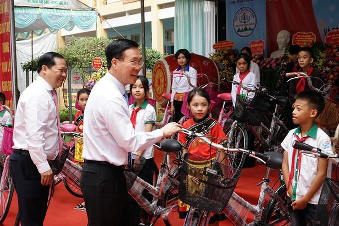 Đồng chí Võ Văn Thường tặng 30 chiếc xe đạp cho học sinh khó khăn của trường PTDTBT TH&THCS Thung Nai