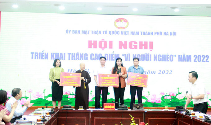 Ủy ban Mặt trận Tổ quốc Việt Nam thành phố Nguyễn Lan Hương trao kinh phí hỗ trợ hộ nghèo cho 3 đơn vị: Ứng Hòa, Mỹ Đức, Ba Vì. Ảnh: HNM