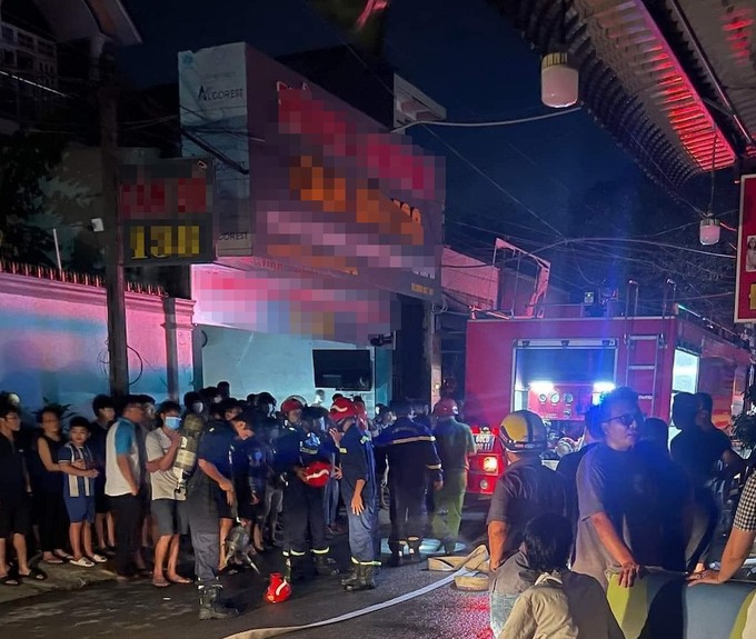 Các lực lượng phòng cháy chữa cháy đang rà soát, tìm kiếm người bên trong quán karaoke xảy ra cháy. Ảnh: LĐO