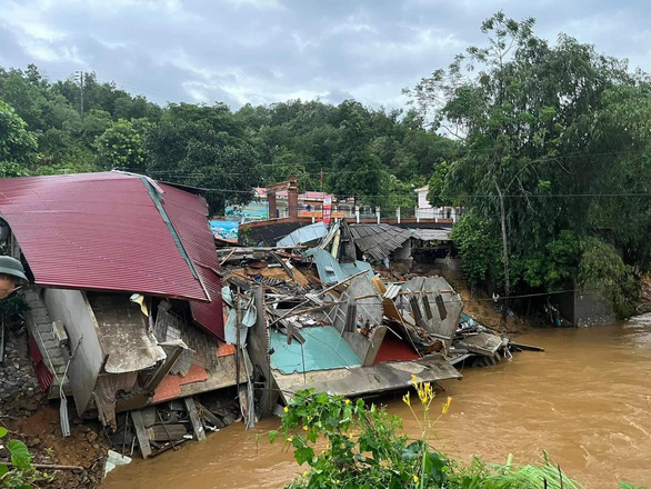 Mưa lớn, nước suối dâng cao làm sập 3 nhà dân ở thôn Yên Lập, xã Yên Thành, huyện Quang Bình. Ảnh: HG