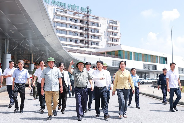 Thủ tướng Chính phủ Phạm Minh Chính và đoàn công tác tới khảo sát hiện trường, kiểm tra, đôn đốc công tác xây dựng 3 bệnh viện lớn trên địa bàn tỉnh Hà Nam. Ảnh: VGP