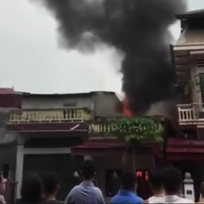 Vụ cháy xảy ra chiều nay tại khu 5, thị trấn Lâm Thao, huyện Lâm Thao. Ảnh: LĐO