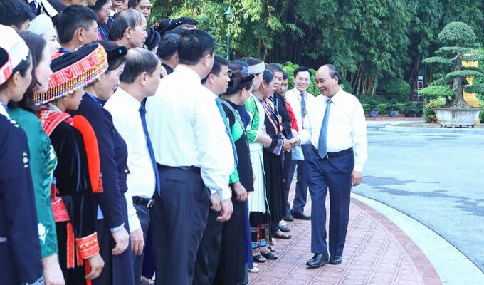 Chủ tịch nước Nguyễn Xuân Phúc tiếp các đại biểu dân tộc thiểu số tiêu biểu tỉnh Cao Bằng. Ảnh: TTXVN