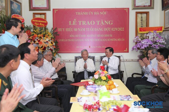 Quang cảnh lễ trao tặng Huy hiệu 80 năm tuổi Đảng cho đồng chí Vũ Oanh