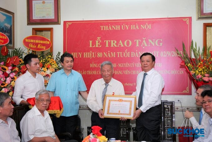 Bí thư Thành ủy Hà Nội Đinh Tiến Dũng trao tặng Huy hiệu 80 năm tuổi Đảng cho đồng chí Vũ Oanh