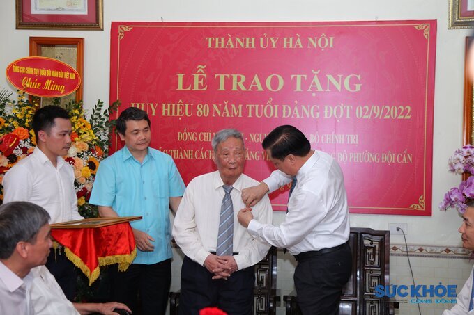 Bí thư Thành ủy Hà Nội Đinh Tiến Dũng trao huy hiệu 80 năm tuổi Đảng cho đồng chí Vũ Oanh