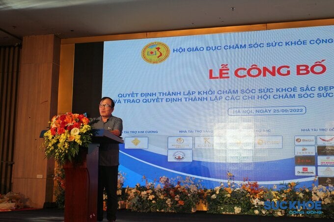 Ông Nguyễn Văn Thịnh - Phó Tổng Thư ký Trưởng ban Tổ chức thi đua khen thưởng Hội GDCSSKCĐ Việt Nam công bố Quyết định thành lập các chi Hội