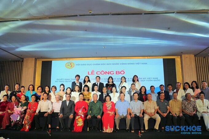 Đại biểu chụp ảnh lưu niệm cùng các Lãnh đạo TW Hội GDCSSKCĐ Việt Nam