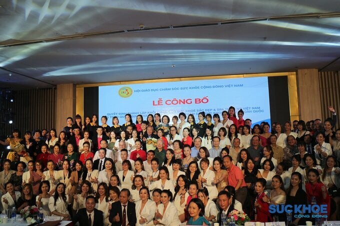 400 hội viên của Khối chăm sóc sức khoẻ sắc đẹp và Spa Thẩm mỹ chụp ảnh cùng các Lãnh đạo TW Hội GDCSSKCĐ Việt Nam và các khách mời của chương trình