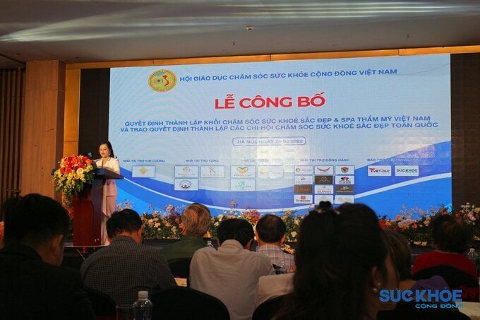 Bà Đào Thị Lan Phương báo cáo quá trình hoạt động của Ban Vận động thành lập Khối Chăm sóc sức khoẻ sắc đẹp và Spa Thẩm mỹ Việt Nam