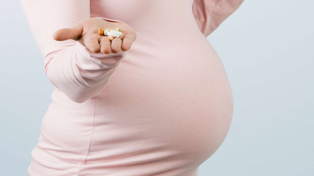 pregnant-woman-pills-stock-gty-ps-17103116x91600-1664511876691860979403